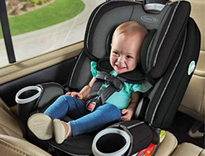bebê sentado em uma cadeirinha de carro Graco 4Ever DLX 4 em 1